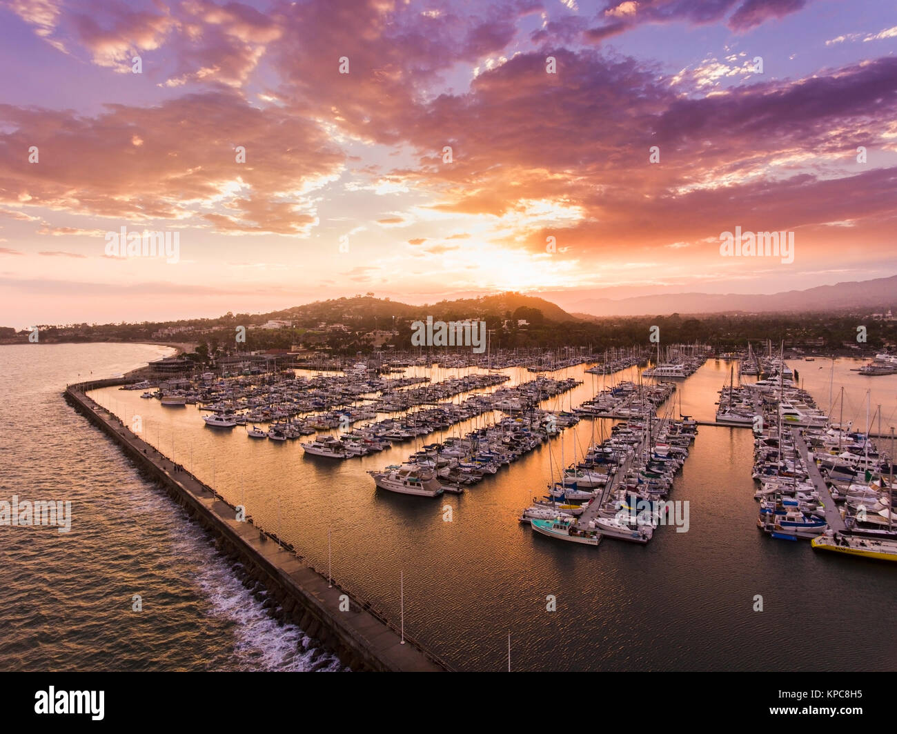 Luftaufnahme von Sonnenuntergang Wolken über den Hafen von Santa Barbara, Santa Barbara, Kalifornien Stockfoto