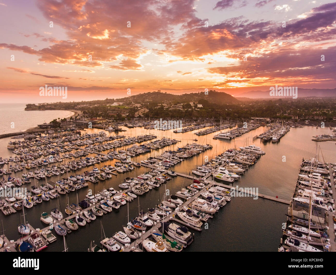 Luftaufnahme von Sonnenuntergang Wolken über den Hafen von Santa Barbara, Santa Barbara, Kalifornien Stockfoto