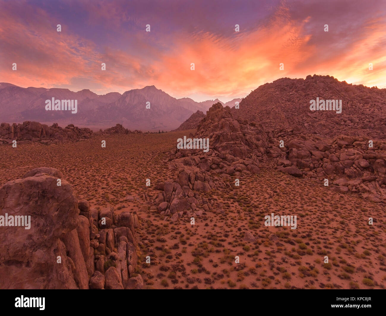 Luftaufnahme von Felsformationen bei Sonnenuntergang in den Alabama Hills, Sierra Nevada, Kalifornien Stockfoto