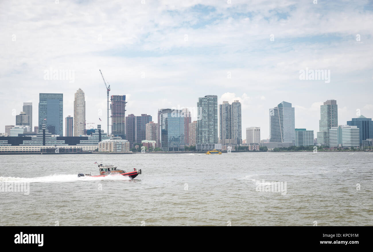 NEW YORK CITY - 13. Juli: Blick auf Jersey City am 13. Juli 2015 in New York. Jersey City ist die bevölkerungsreichste Stadt im US-Bundesstaat New Jerse Stockfoto