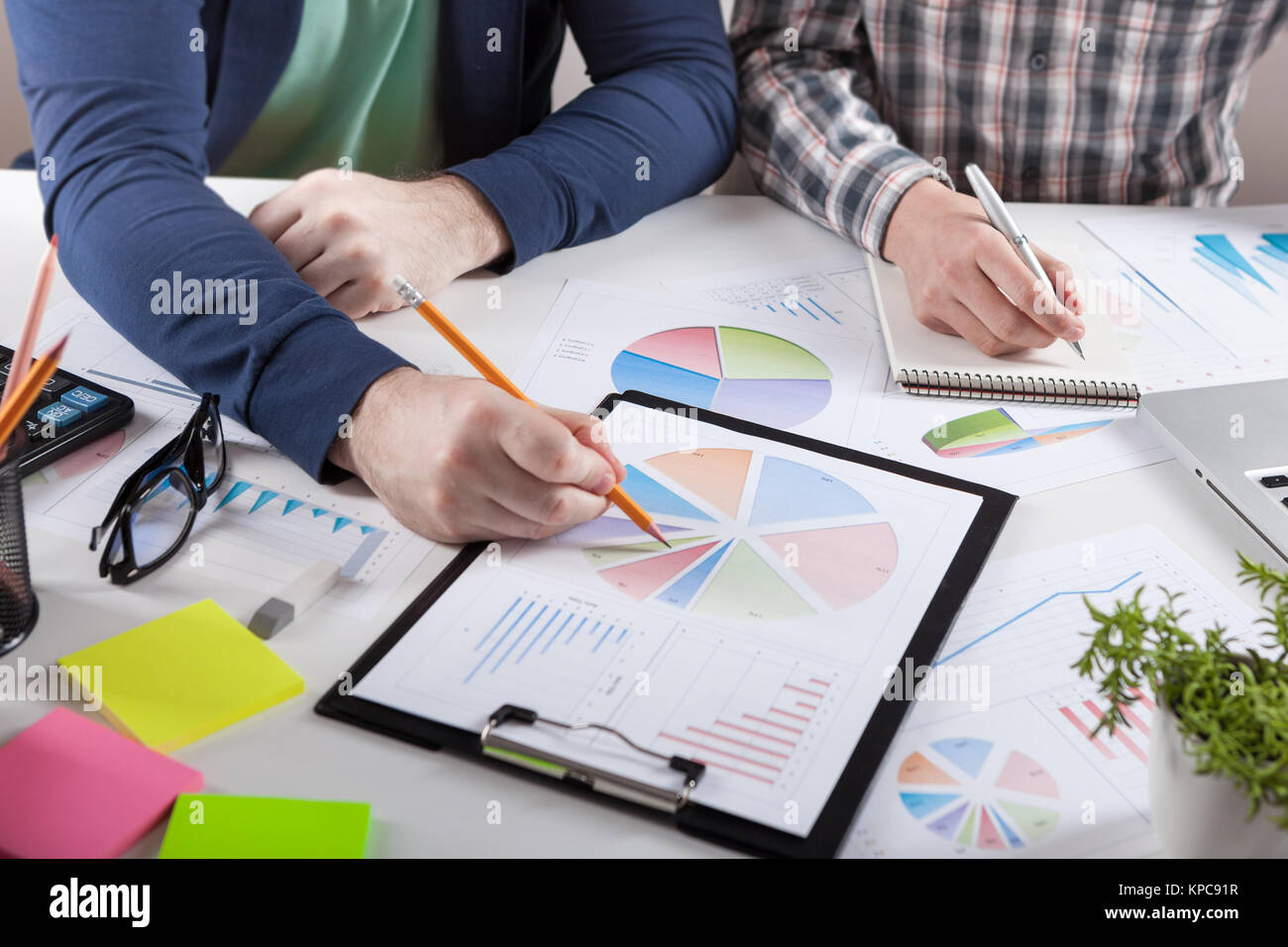 Geschäftsleute über die Tabellen und Grafiken zeigen die Ergebnisse ihrer erfolgreichen Teamarbeit. Börse chart und Schuldzuweisungen auf Tablet i Stockfoto