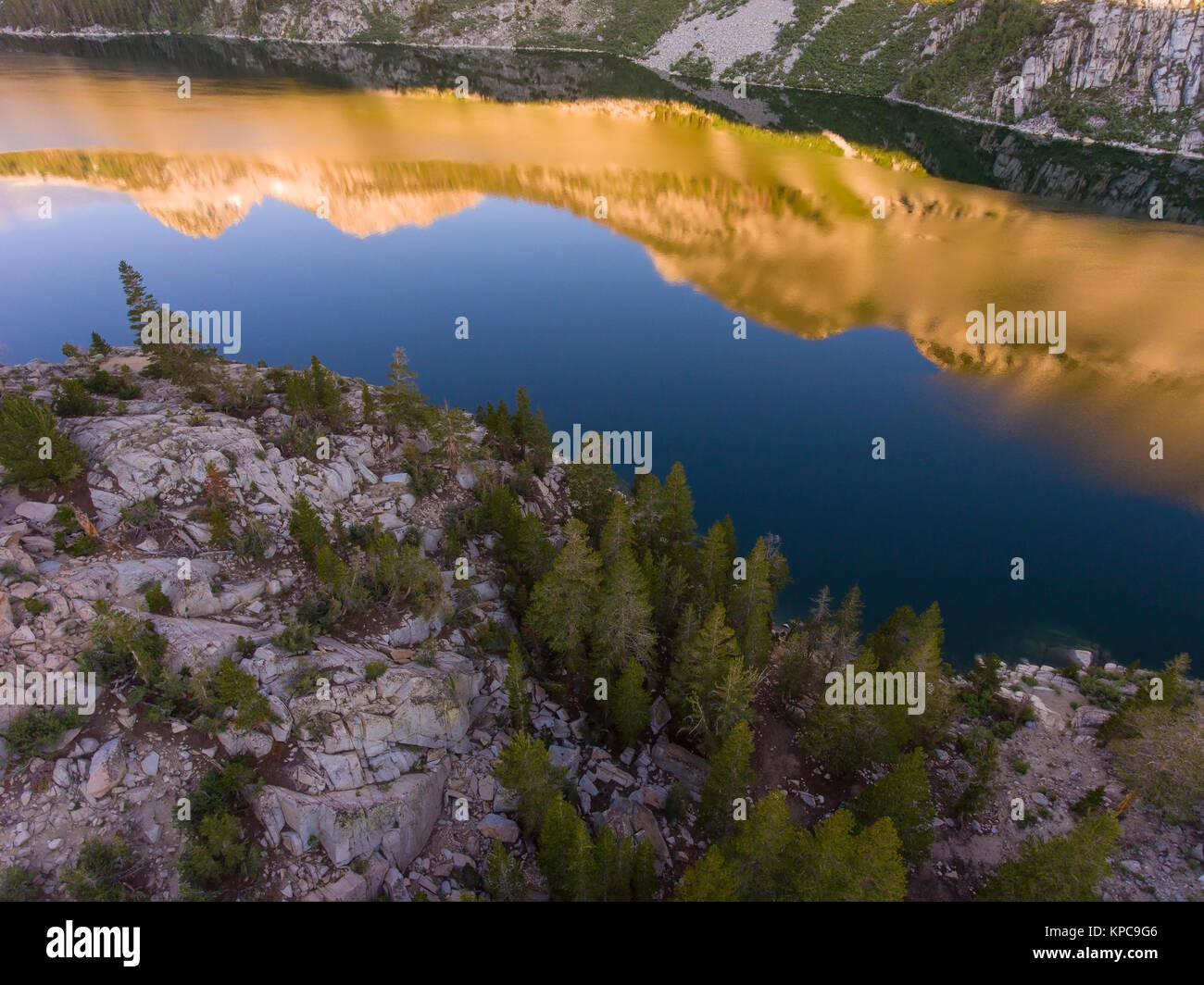 Luftbild von Süden See bei Sonnenaufgang und die Berge der Sierra