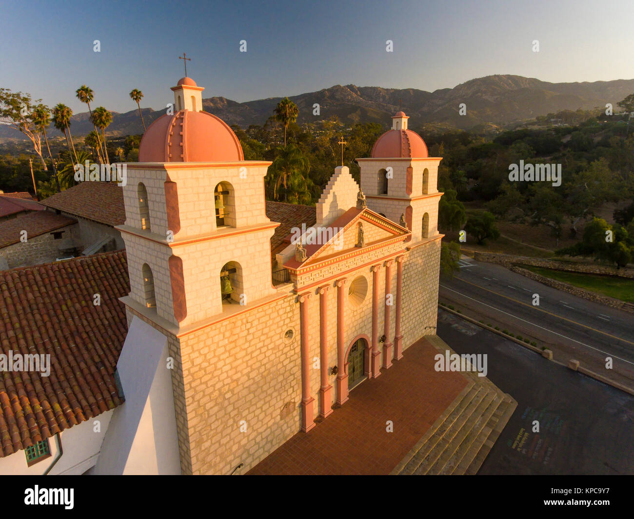 Luftaufnahme von Mission Santa Barbara bei Sonnenaufgang, Santa Barbara, Kalifornien Stockfoto