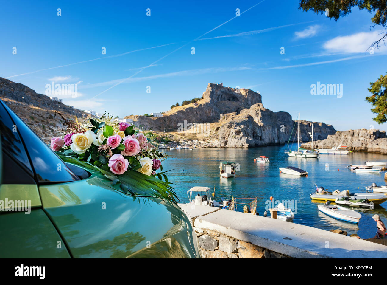 Hochzeit Blumen auf dem Auto Motorhaube in St. Paul's Bay auf Rhodos, Griechenland Stockfoto