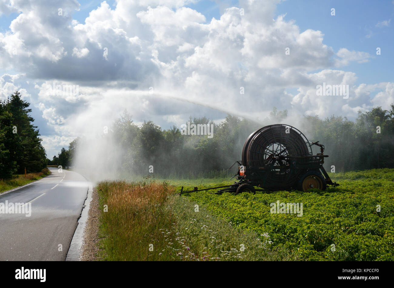 Beregnungsachse Bewässerung der Felder Stockfoto