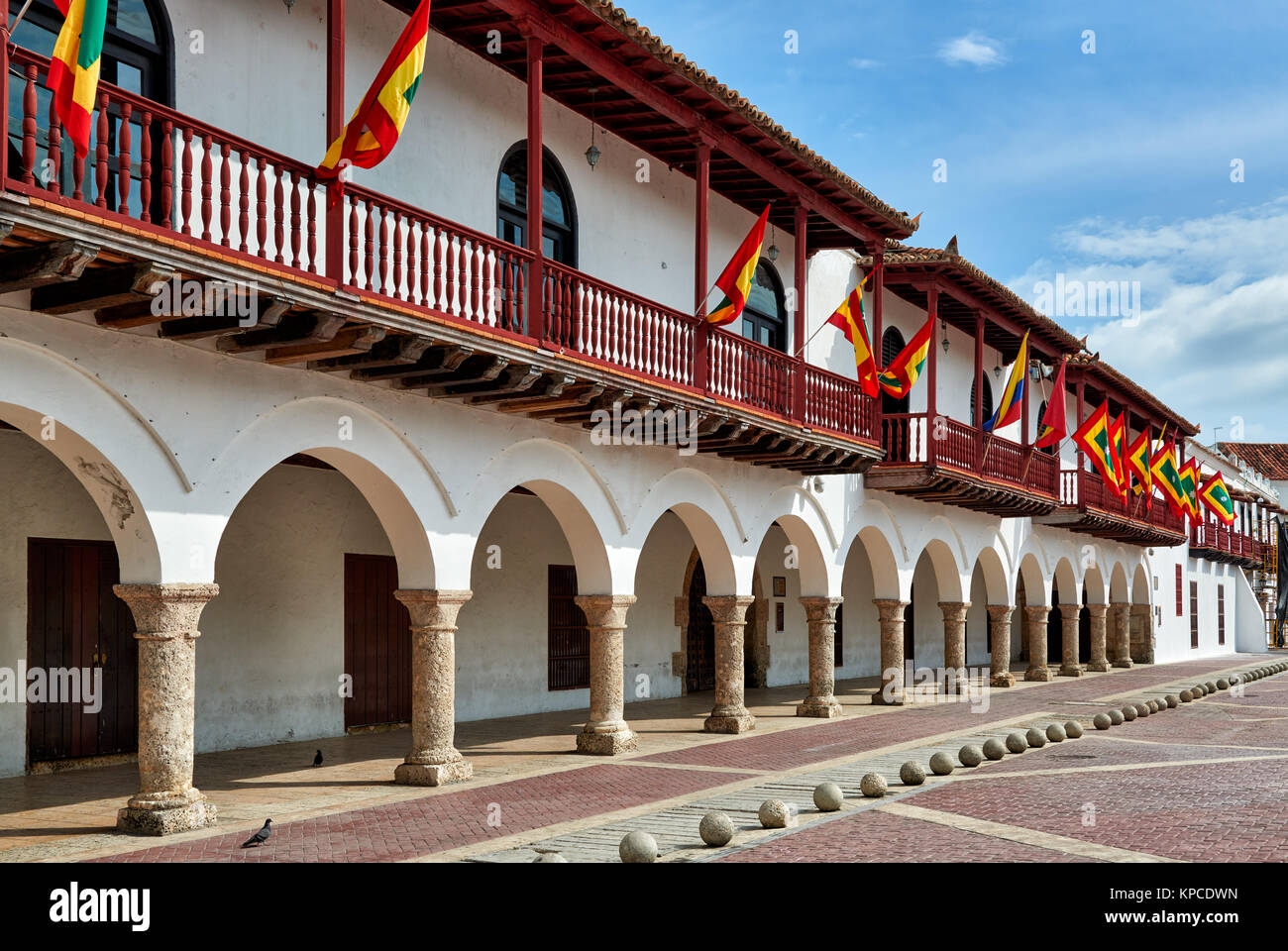 Flaggen von Cartagena an der historischen Fassade des Rathauses "Alcaldia Bürgermeister', Cartagena de Indias, Kolumbien, Südamerika Stockfoto