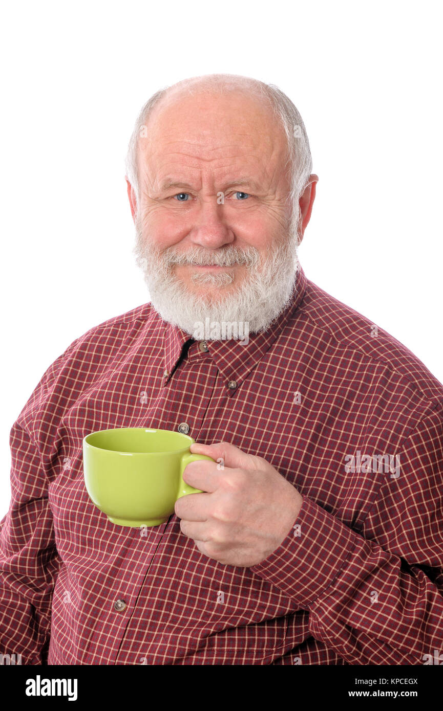 Gerne älterer Mann mit grüner Schale, isoliert auf weißem Stockfoto