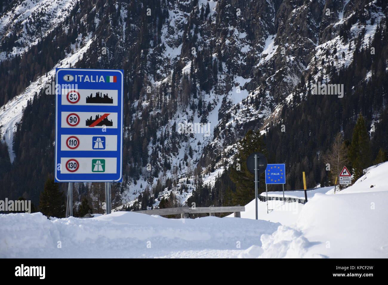 Â stallersattel, Antholzer Tal, Verkehrszeichen, Schilder, Fahrverbot, im Winter geschlossen, begrenzte Geschwindigkeit, pass Road Stockfoto