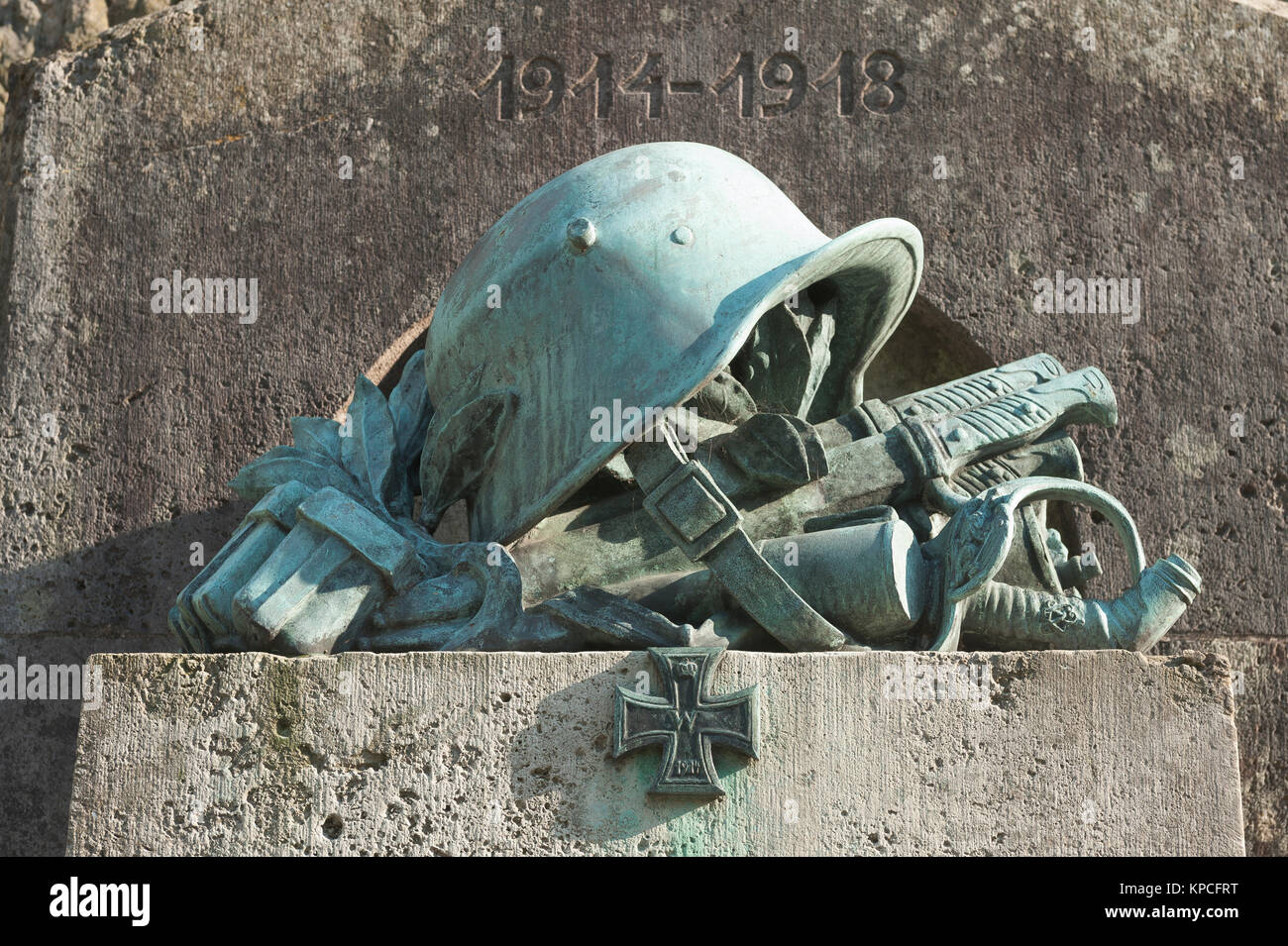 Denkmal der Erste Weltkrieg, detail Helm, Waffen und Iron Cross, Thüringer Infanterieregiment Nr. 95, Bronze auf Stein Sockel Stockfoto