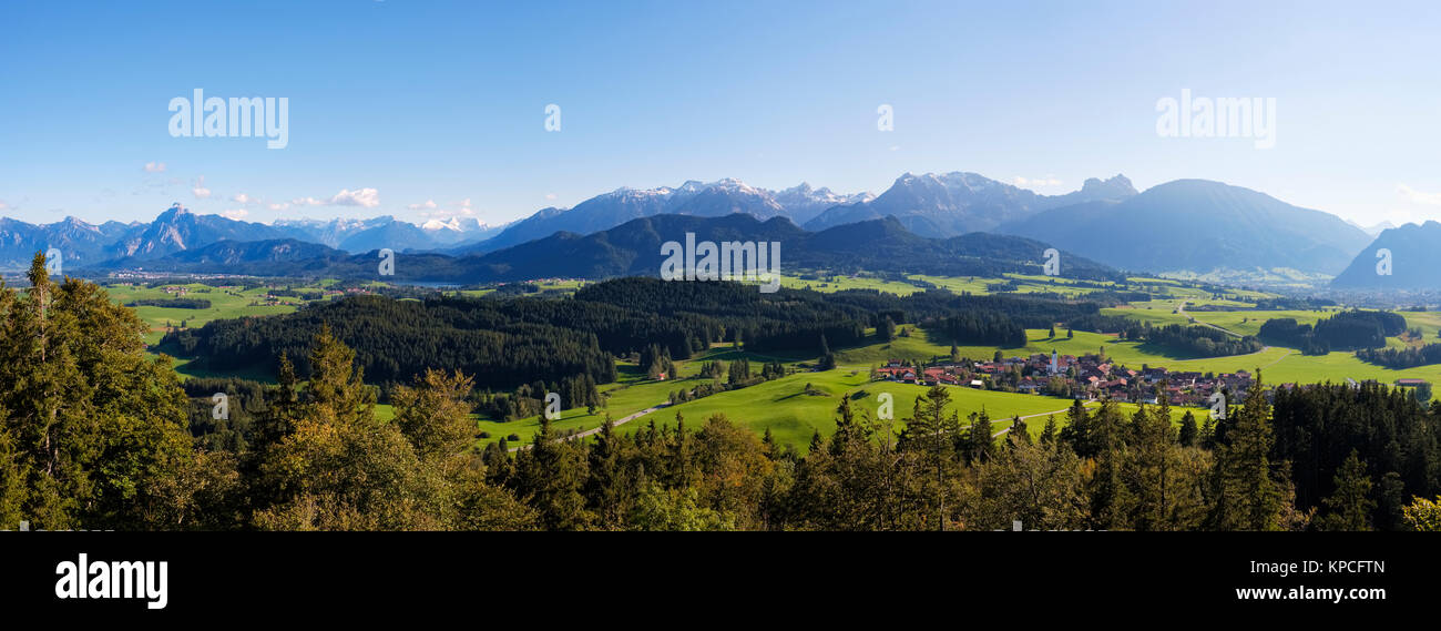 Alpine Kette mit Säuling, Tannheimer Berge und Allgäuer Alpen mit Aggenstein, Dorf Zell bei Eisenberg Stockfoto