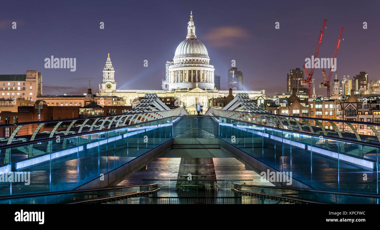 Millenium Bridge und die St Paul's Kathedrale bei Nacht, London, England, Großbritannien Stockfoto