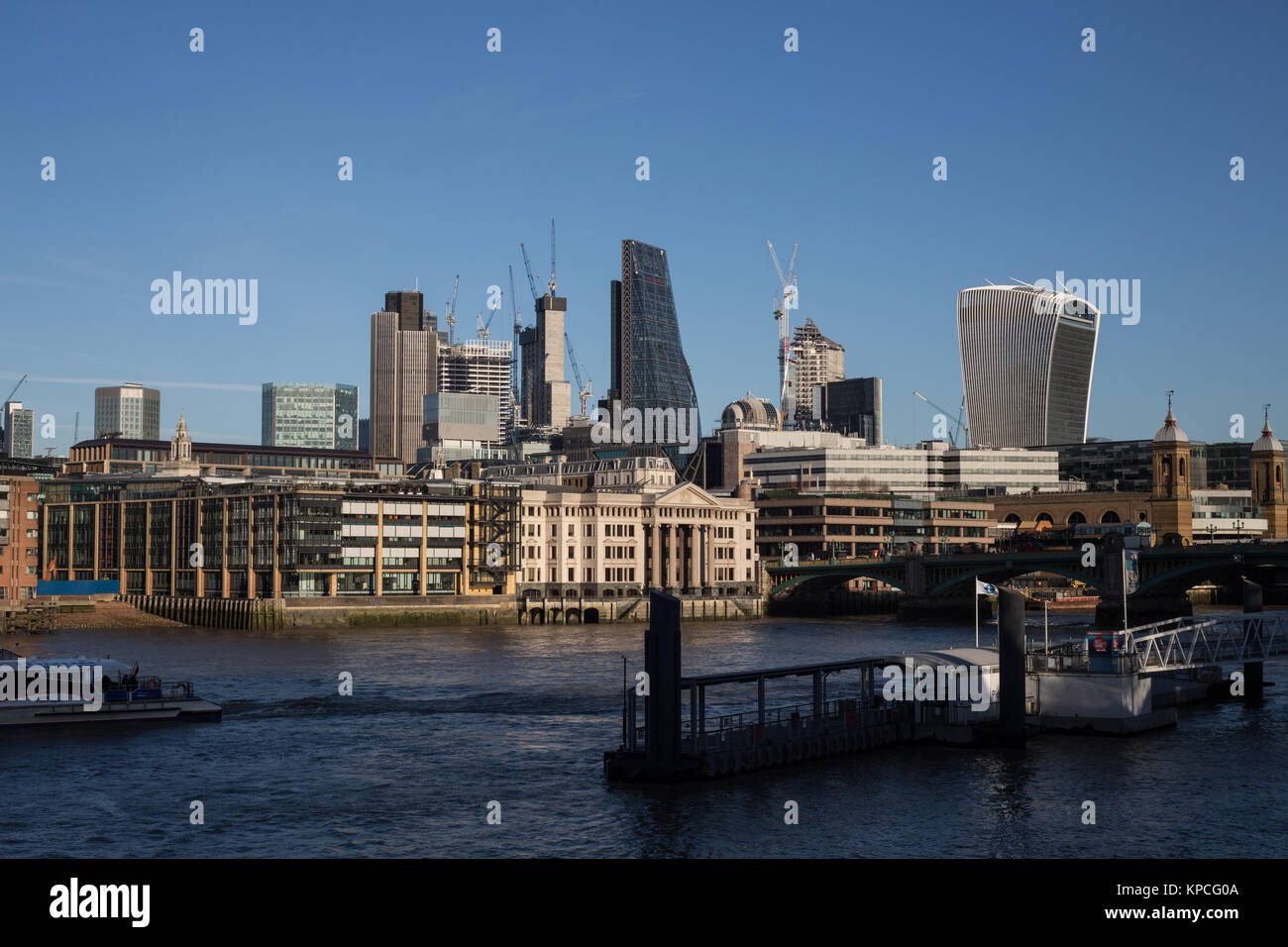 Entlang der Themse in London, England. Stockfoto