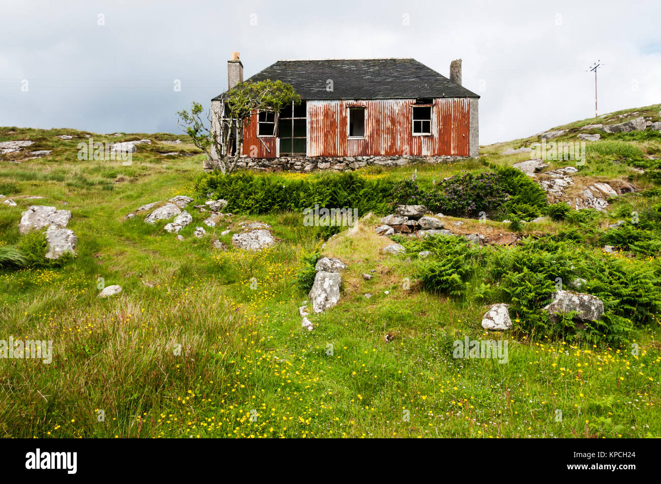 Halb verfallenen Wellblech Gebäude auf der Insel Scalpay auf den Äußeren Hebriden. Stockfoto