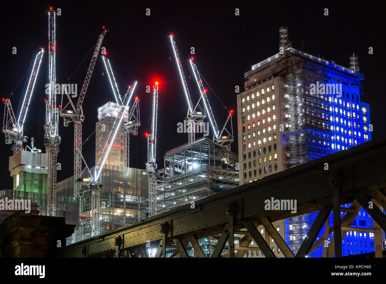 Leuchtet auf Turm Kräne auf der Baustelle der Southbank Ort Entwicklung in London bei Nacht. Stockfoto