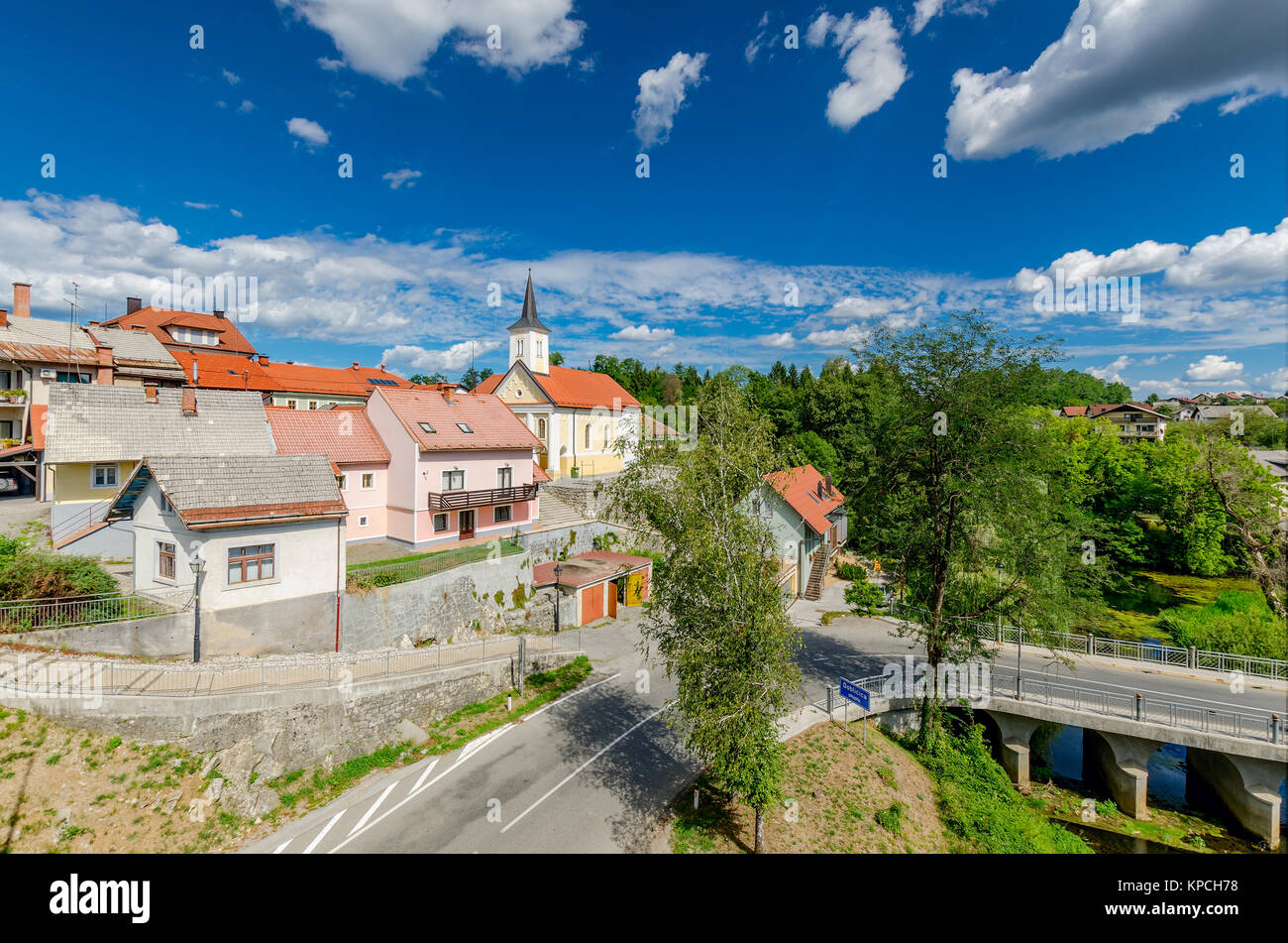Lahinja River Bank in der Stadt von Crnomelj, Heilig Geist Kirche, Bela Krajina (Weiß Krain) Region in Slowenien, Europa. Stockfoto