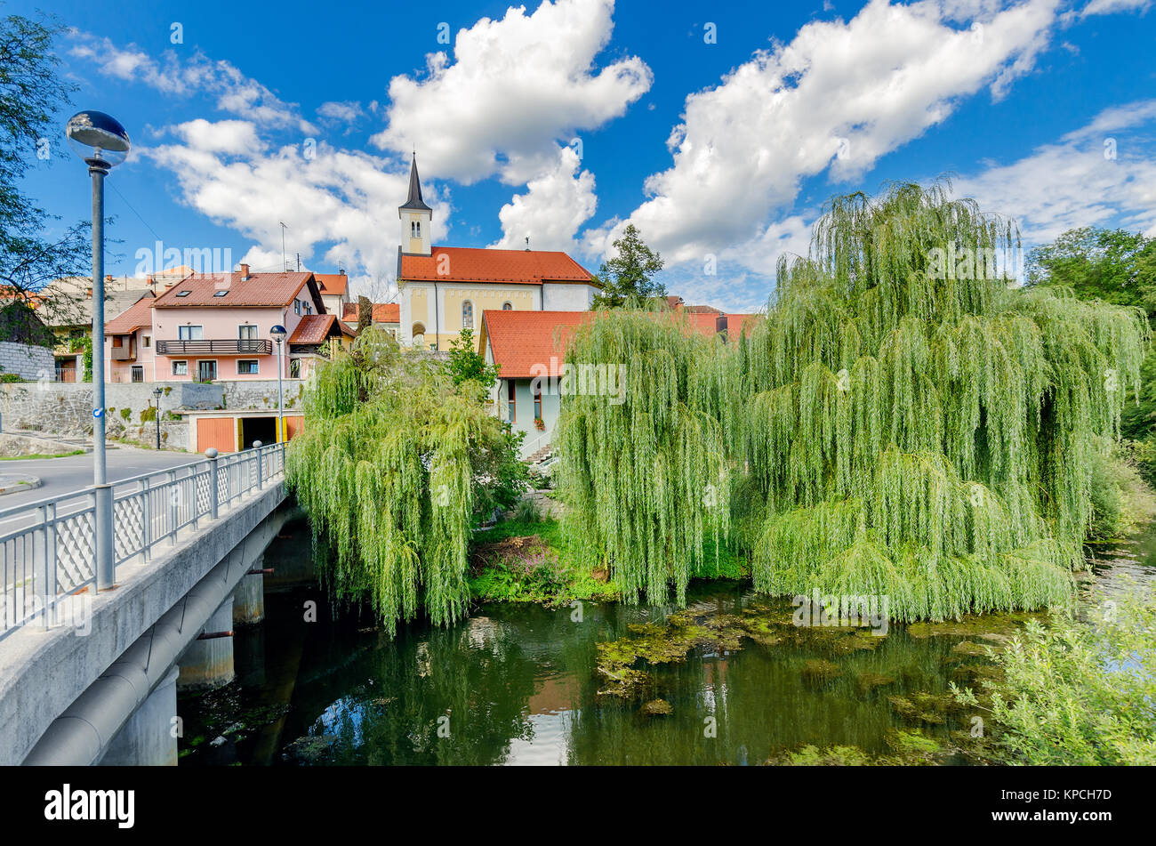 Lahinja River Bank in der Stadt von Crnomelj, Bela Krajina (Weiß Krain) Region, Slowenien, Europa. Stockfoto