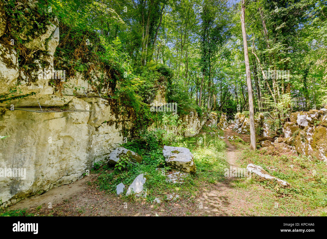 Mithraic Tempel (MITHRAEUM II Jahrhundert) in Kastanien Wald oberhalb Rozanec, Bela Krajina (Weiß Krain) Region, Slowenien, Europa. Stockfoto