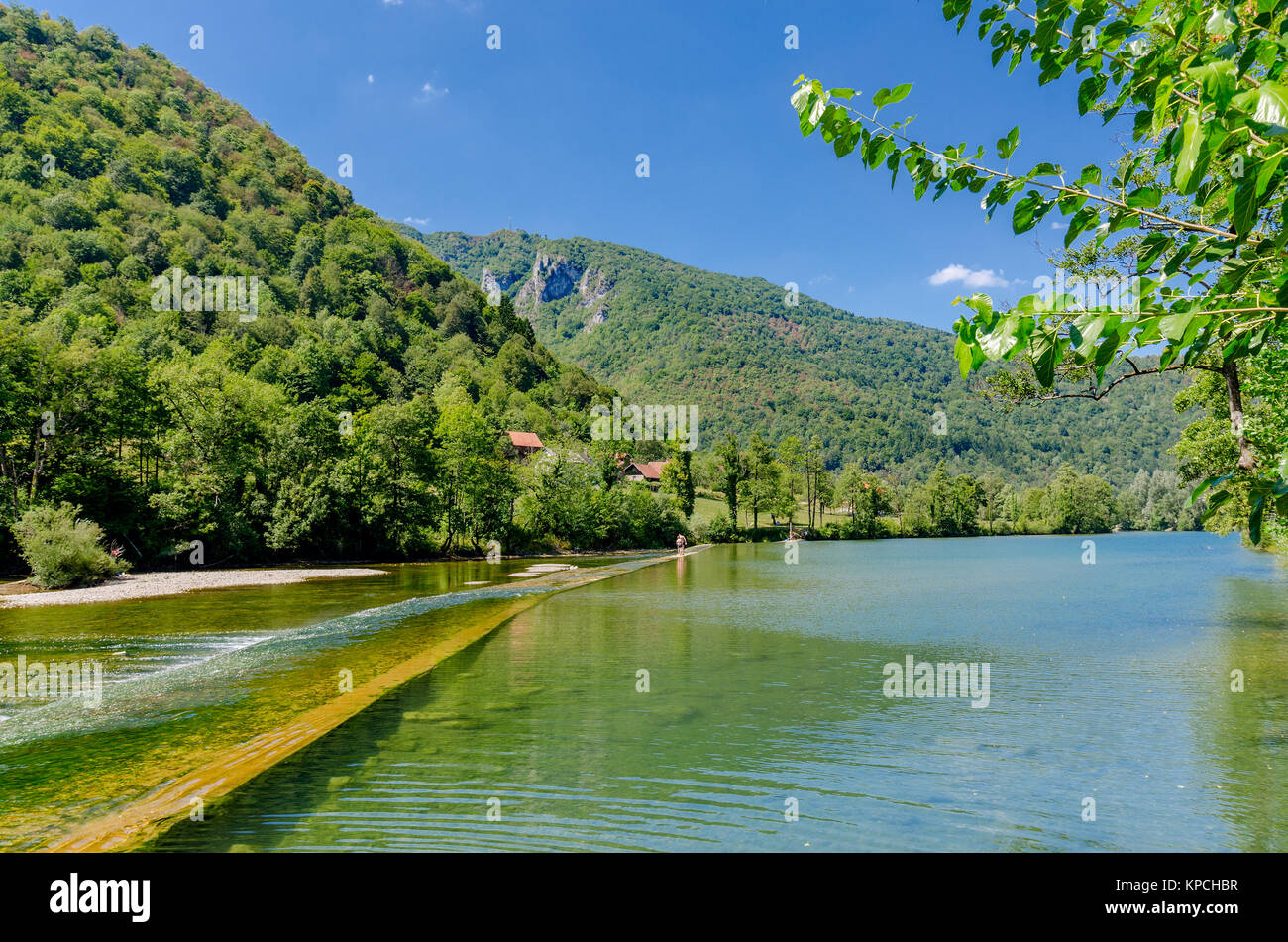Kolpa (Slowenisch) oder Kupa (kroatisch) Fluss in Prelesje, Bela Krajina (Weiß Krain) Region, Slowenien, Europa. Stockfoto