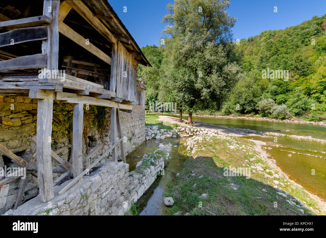 Alte Mühle, Kolpa in Pobrezje (Adlesici), Bela Krajina (Weiß Krain) Region, Slowenien, Europa. Stockfoto