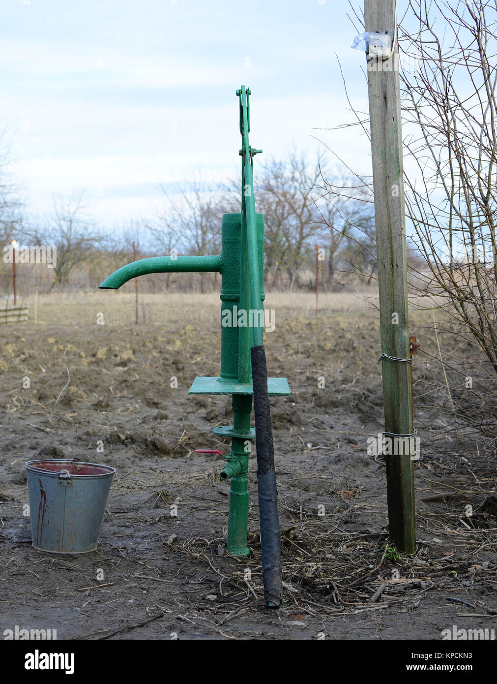 Handpumpe, die zu einem bohrbrunnen. Stockfoto