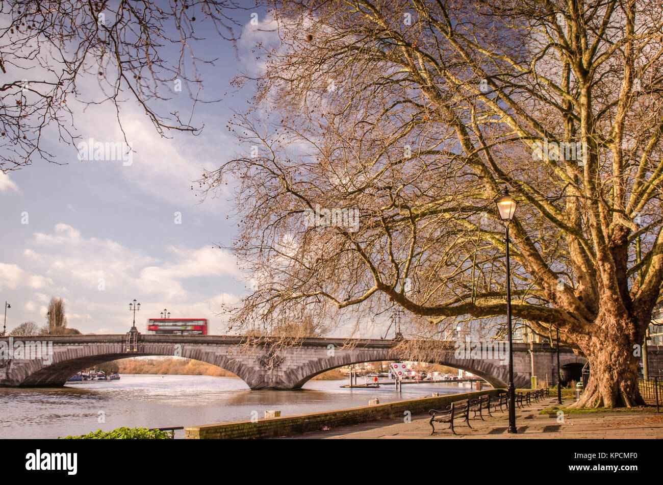 Kew Bridge auf der Thames Path in West London Stockfoto