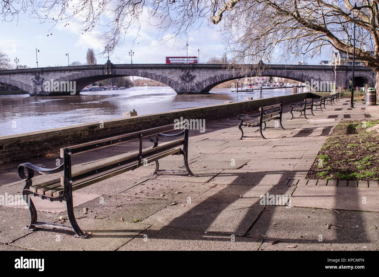 Kew Bridge auf der Thames Path in West London Stockfoto