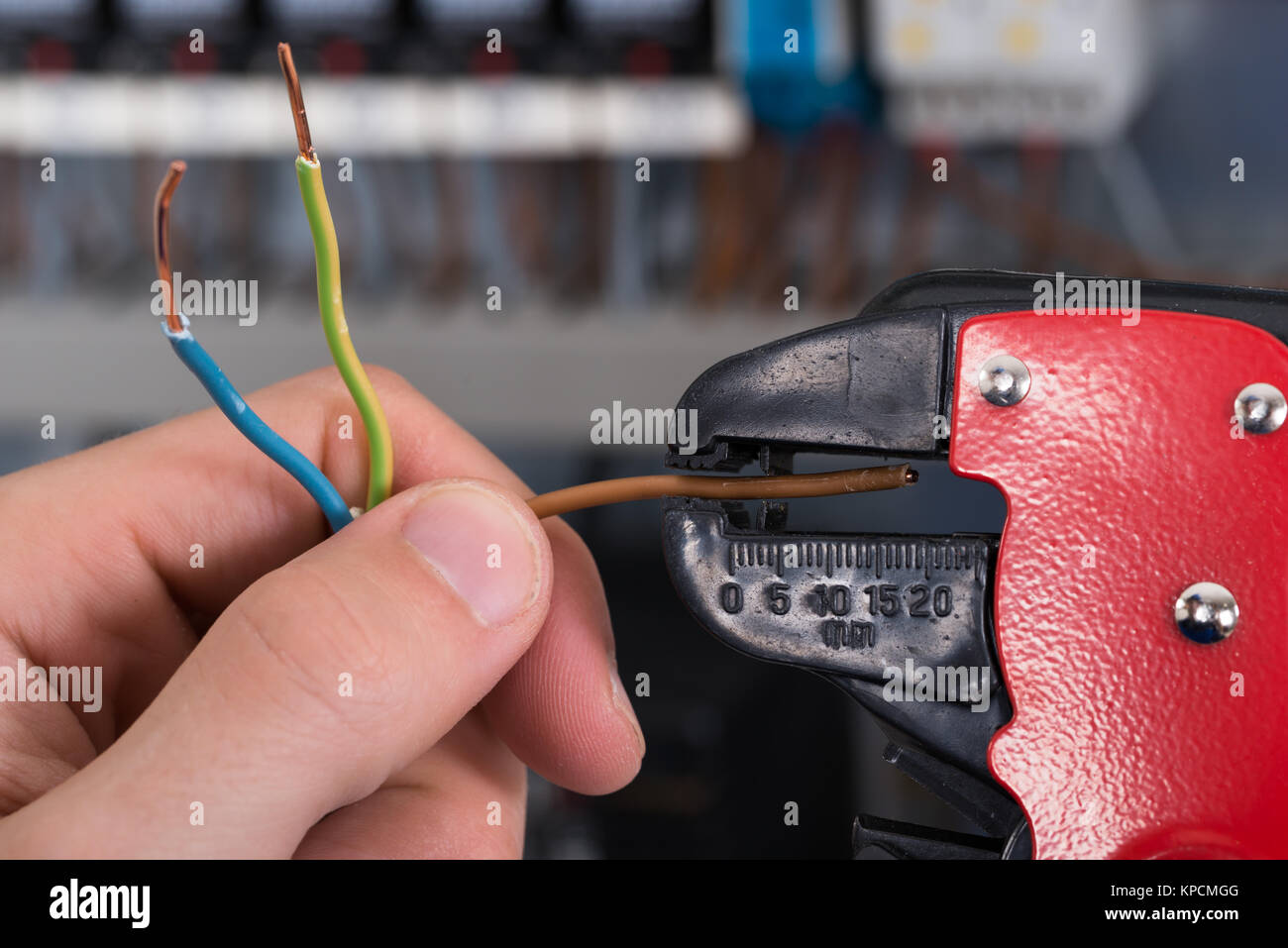 Elektriker Hand Stripping elektrische Leitungen Stockfoto