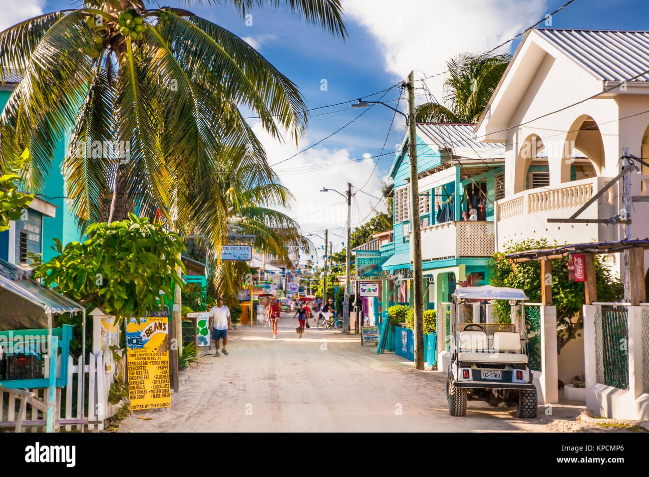 CAYE CAULKER BELIZE - 18.Dezember 2015: Playa Asuncion Straße auf Caye Caulker Insel am 18.Dezember. 2015, Belize, Central America. Stockfoto