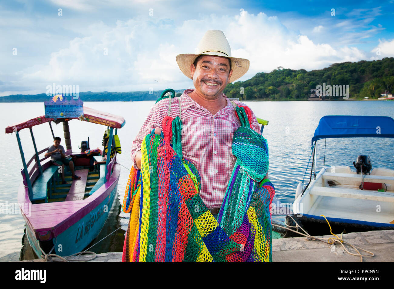 FLORES, GUATEMALA - Dez 20, 2015: Unbekannter guatamalian Hängematten Verkäufer am 20.Dezember 2015. In Flores, Guatemala. Stockfoto