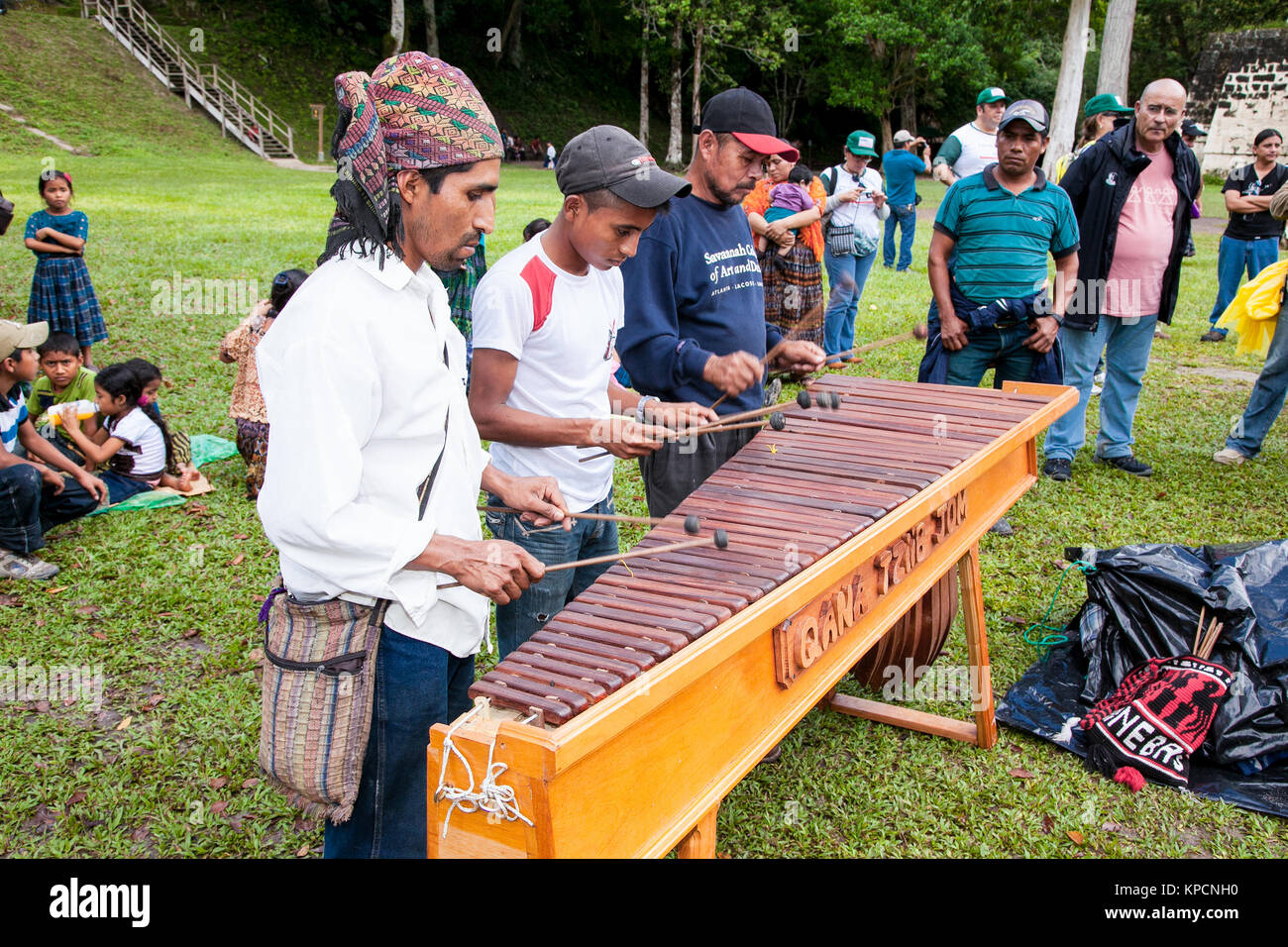 TIKAL, GUATEMALA - Dec 21, 2015: Unbekannter Maya Menschen Schlagzeug spielen am 21. Dezember 2015 in Tikal, Guatemala. Traditionelle Maya Feuer ceremo Stockfoto