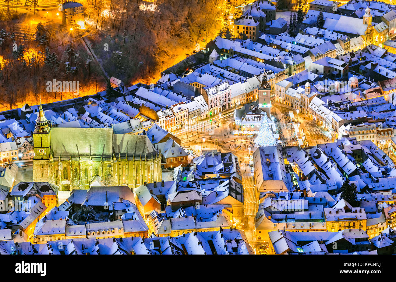 Brasov, Rumänien. Luftaufnahme von der Altstadt während Weihnachten Stockfoto
