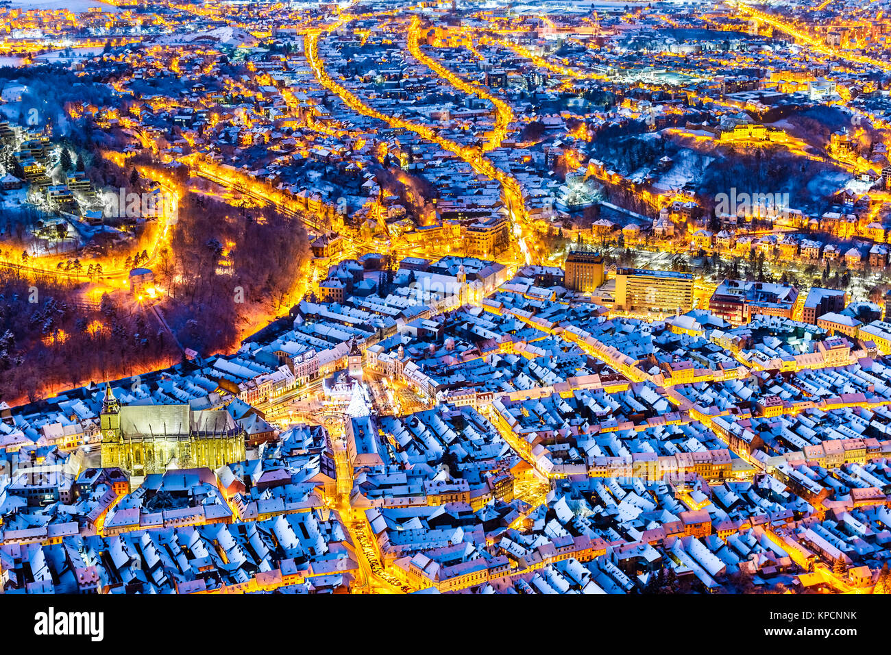 Brasov, Rumänien. Luftaufnahme von der Altstadt während Weihnachten Stockfoto
