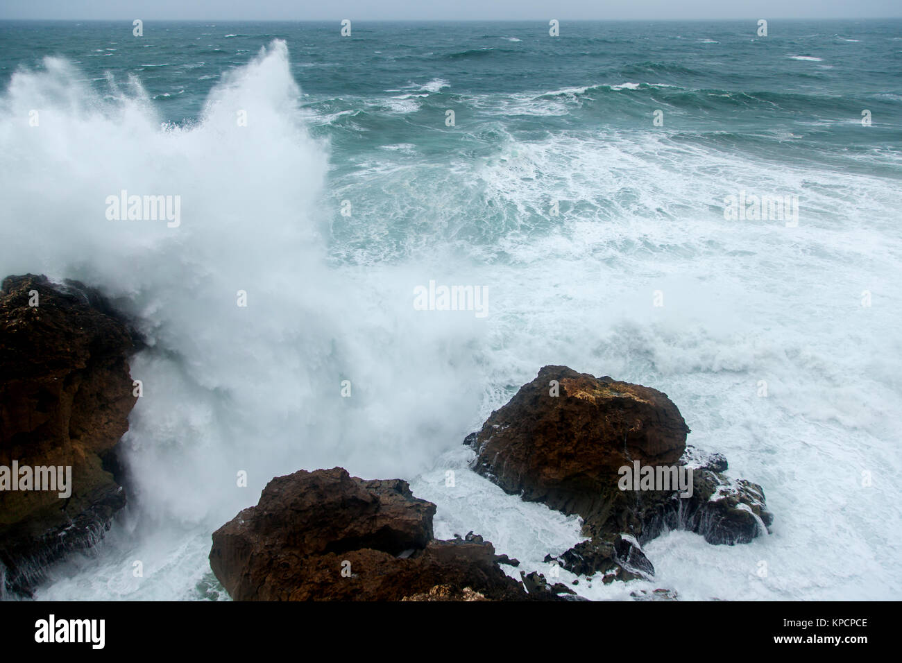 Storm Wellen plätschern auf Felsen Stockfoto