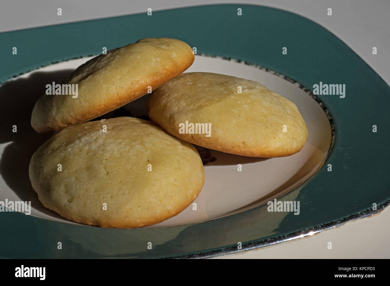 LOld altmodische Sugar Cookies im goldenen Licht des Tages ein Winter mit der untergehenden Sonne Casting Shadows auf einem Teller. Stockfoto