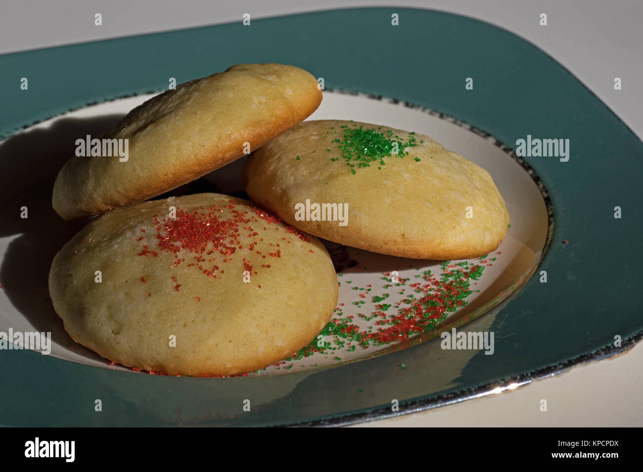 LOld altmodische Sugar Cookies im goldenen Licht des Tages ein Winter mit der untergehenden Sonne Casting Shadows auf einem Teller. Stockfoto