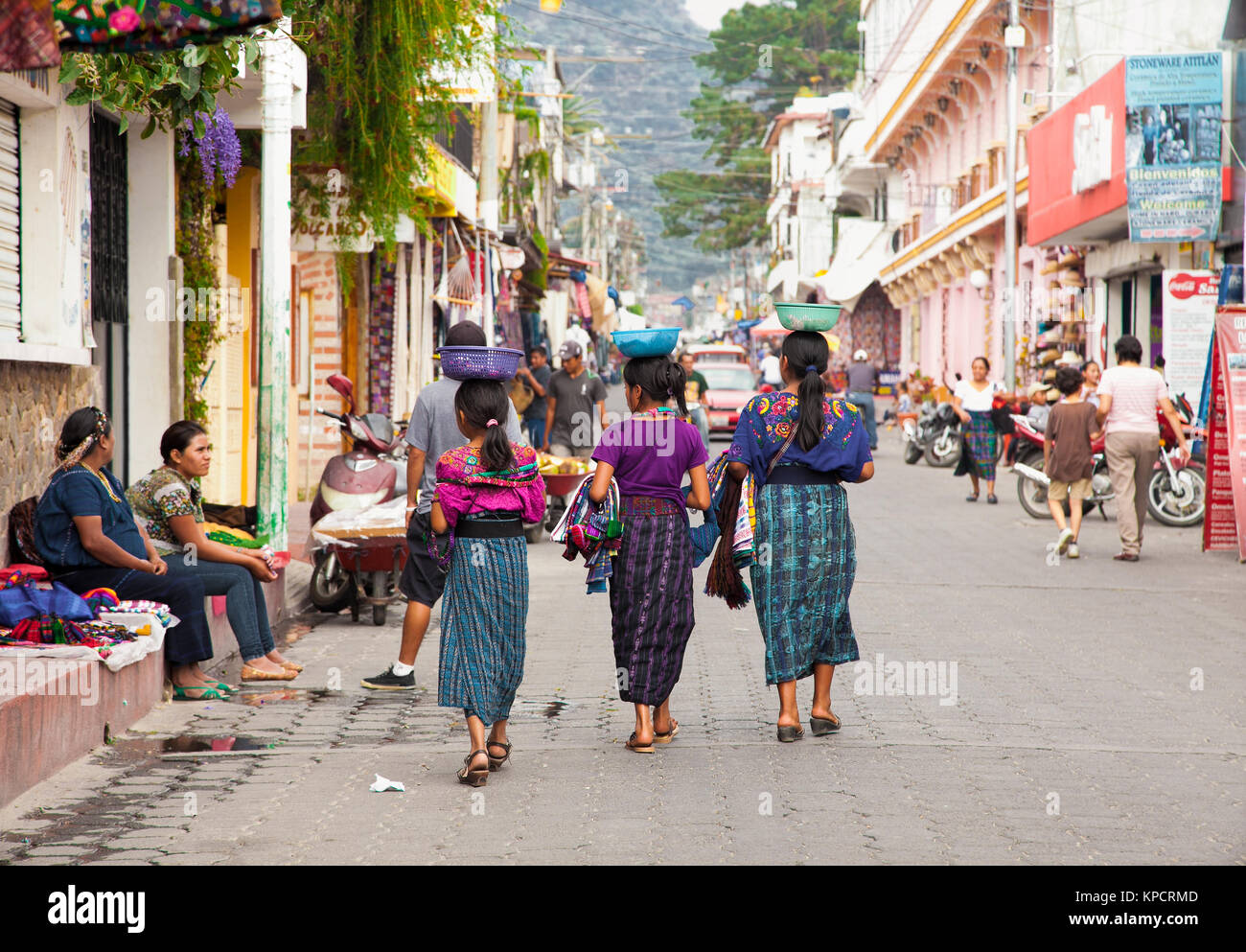 PANAJACHEL, GUATEMALA - Dec 24, 2015 :: Baum guatamalian junge Mädchen salling Traditionelle bunte Gewebe an der Straße Markt in Panajachel, am 24.Dezember Stockfoto