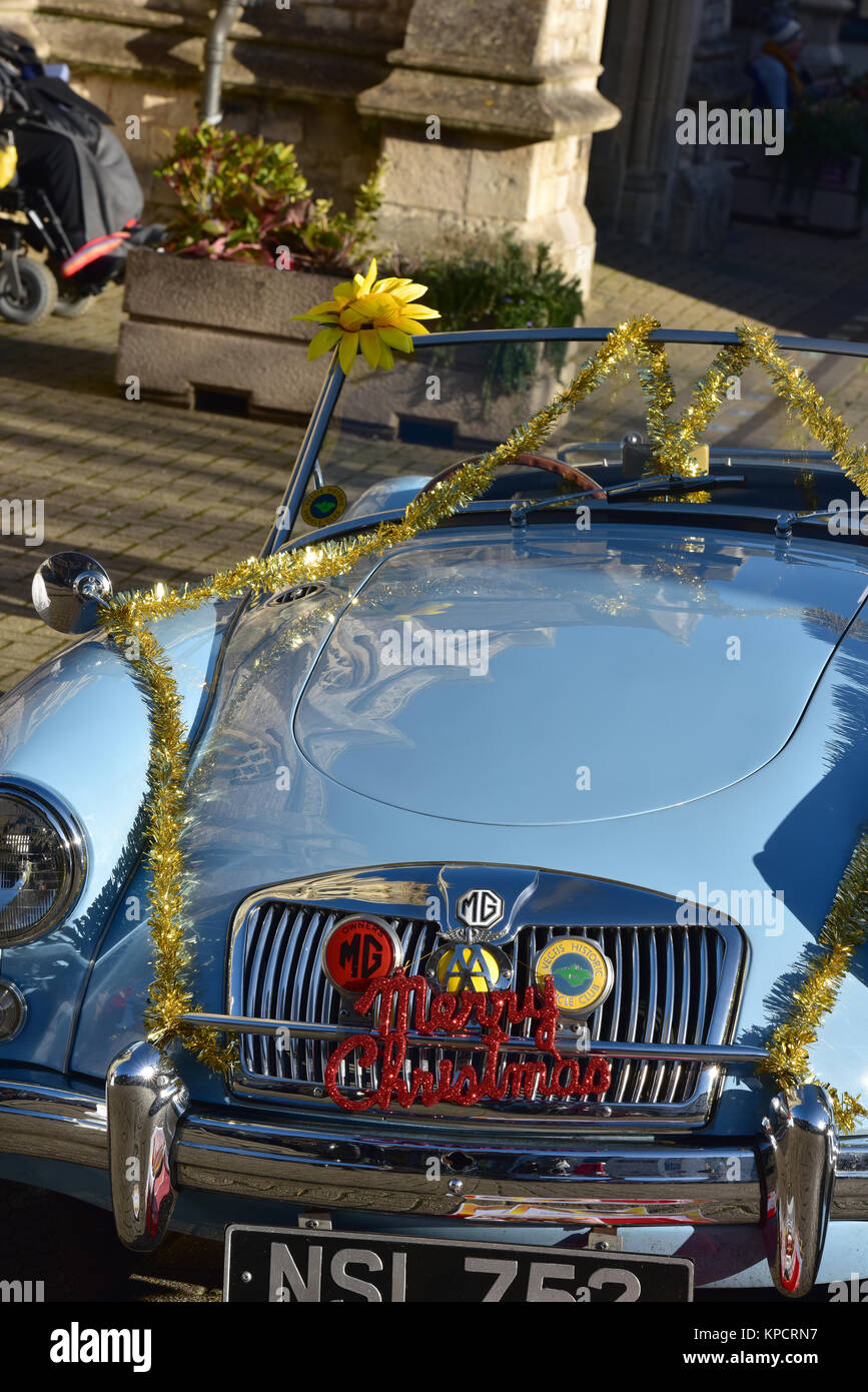 Ein vintage MG Sportwagen an einem Auto Rally während der Weihnachtszeit mit lametta Für die festliche Jahreszeit eingerichtet. Vintage motorsport Enthusiasten. Stockfoto