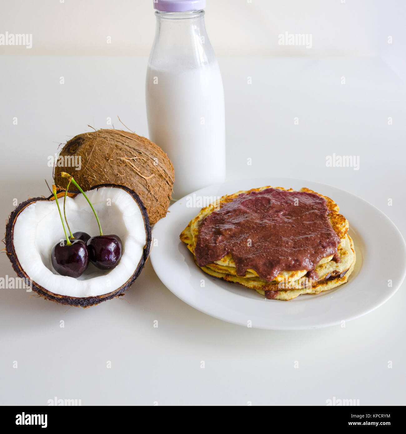 Cherry coconut pancakes Stockfoto