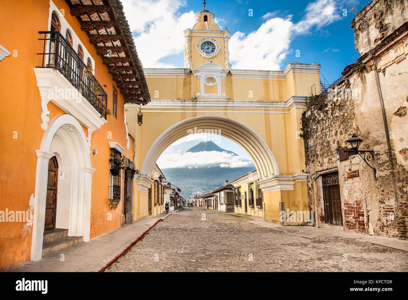 Arco de Santa Catalina und kolonialen Häuser in Tha street view von Antigua, Guatemala. Die historische Stadt Antigua ist UNESCO-Weltkulturerbe seit 19. Stockfoto