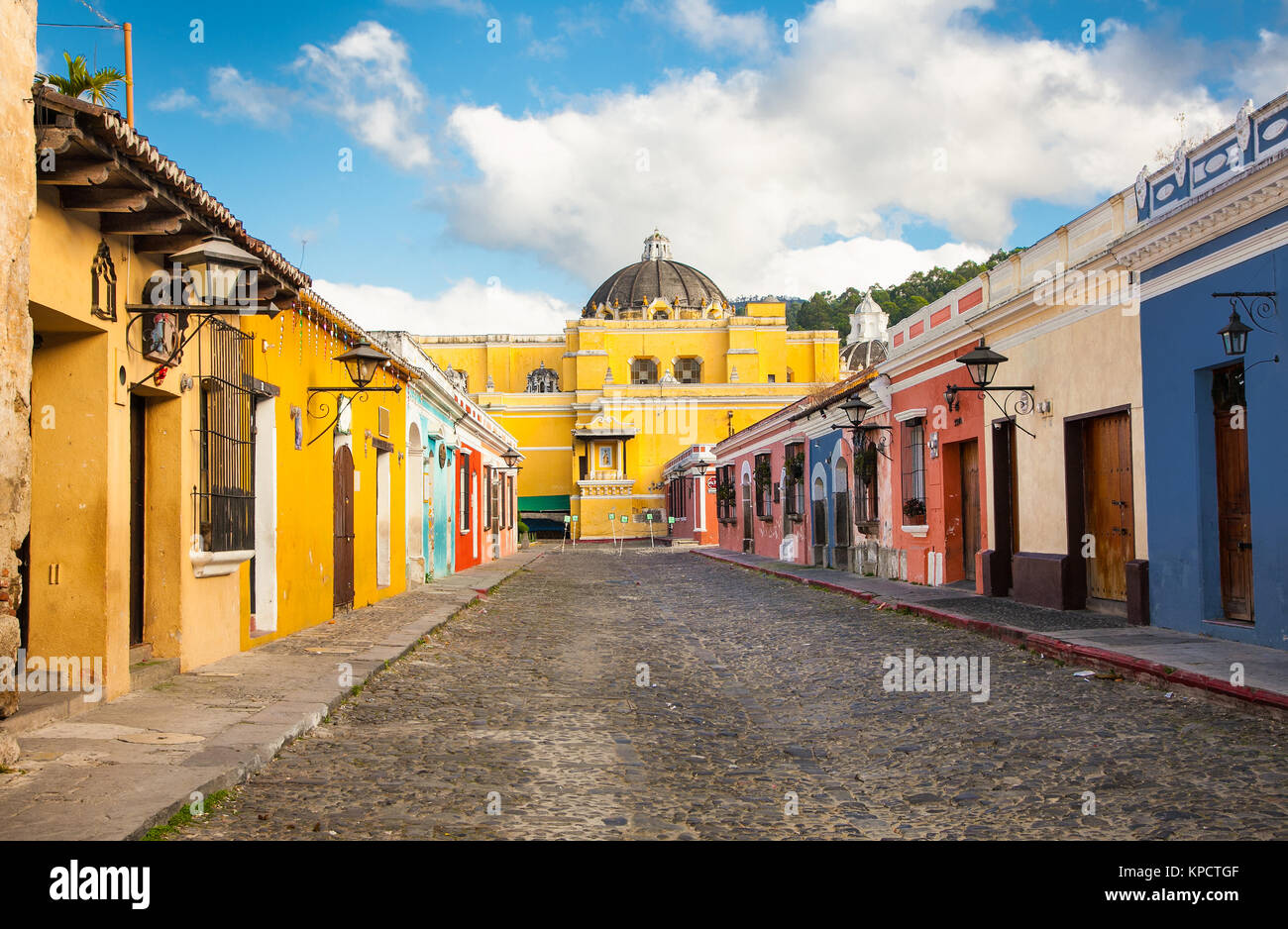 Kirche La Merced und kolonialen Häuser in Tha street view von Antigua