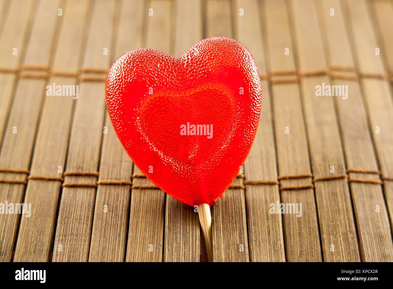 Valentinstag Konzept - herzförmige Lolly Pop auf Holz Hintergrund Stockfoto