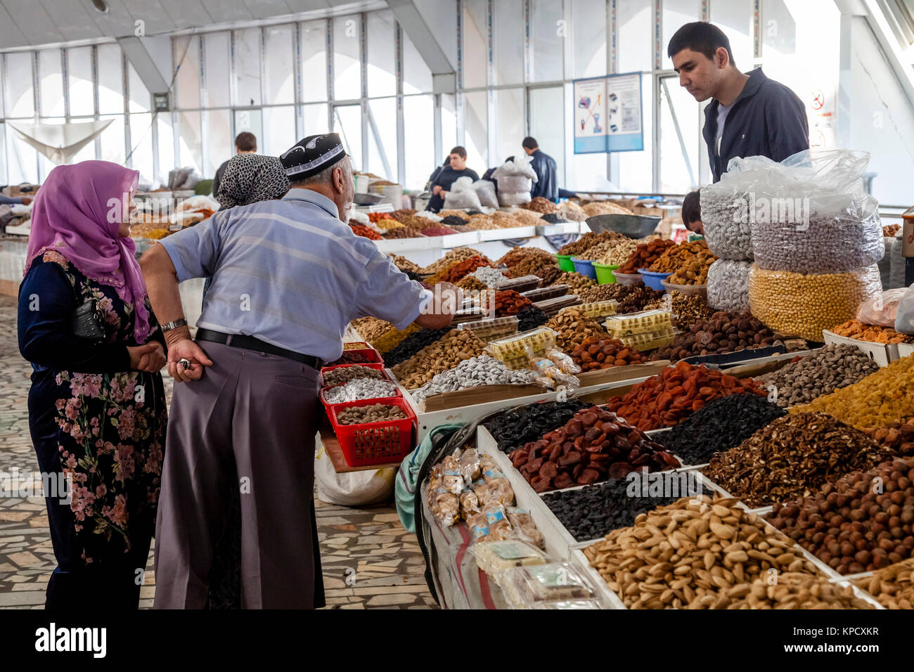 Die Menschen vor Ort kaufen, getrocknete Früchte und Übernachtungen in den Chorsu-basar, Taschkent, Usbekistan Stockfoto