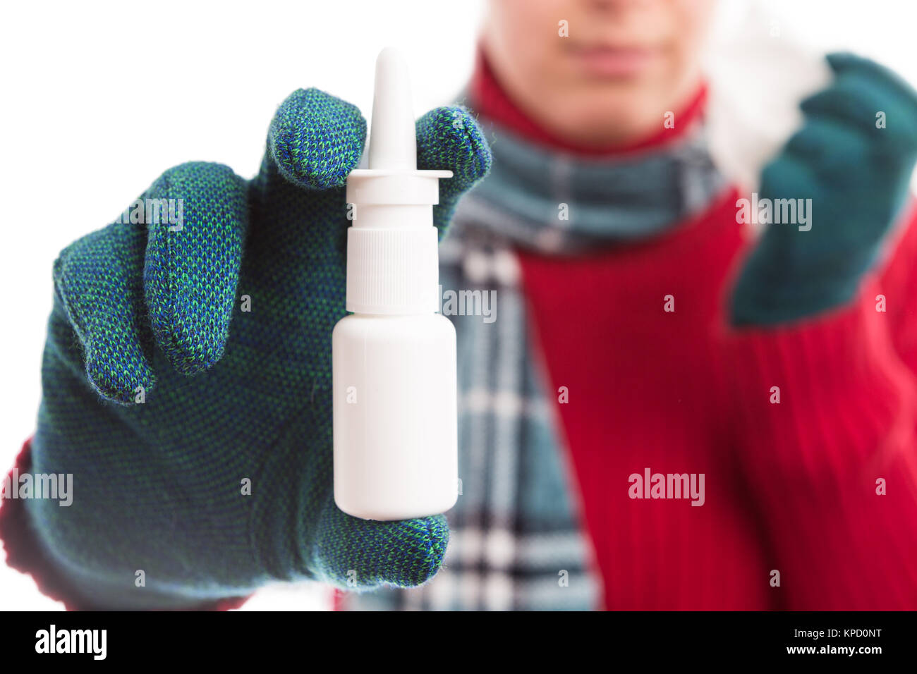 Kalte Frau, Nasenspray tragen warme Kleidung wie Grippe oder Grenzwert Grenzwerte Konzept Stockfoto