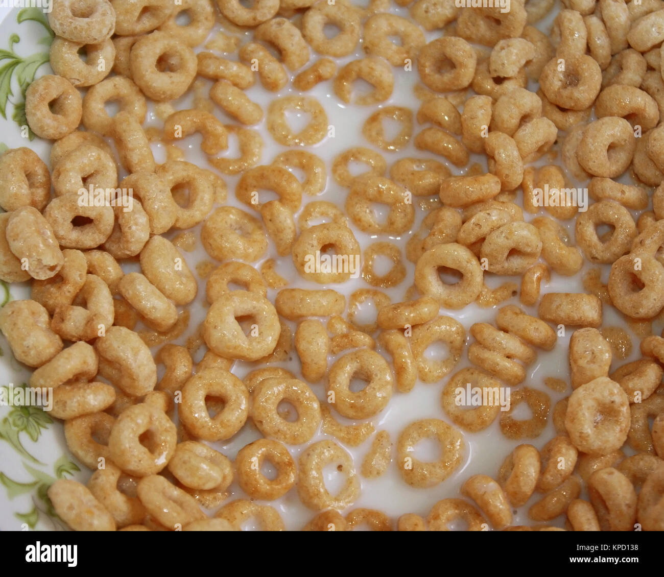 Beginnen Sie den Tag mit nahrhaften Vollkorn Cornflakes mit Milch Stockfoto