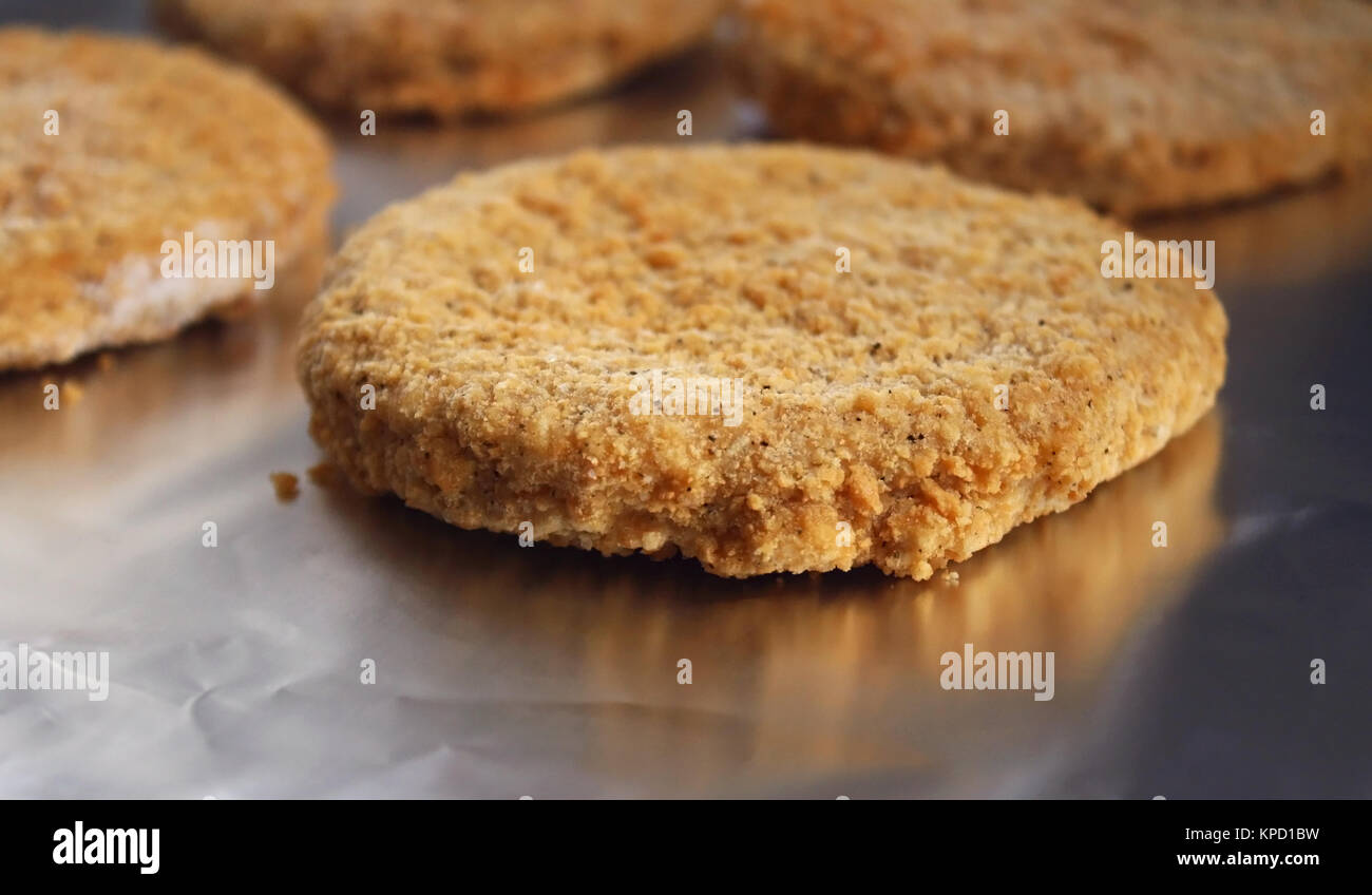 Gefroren panierte Hähnchen Burger Patty von Folie - bereit für Kochen Stockfoto