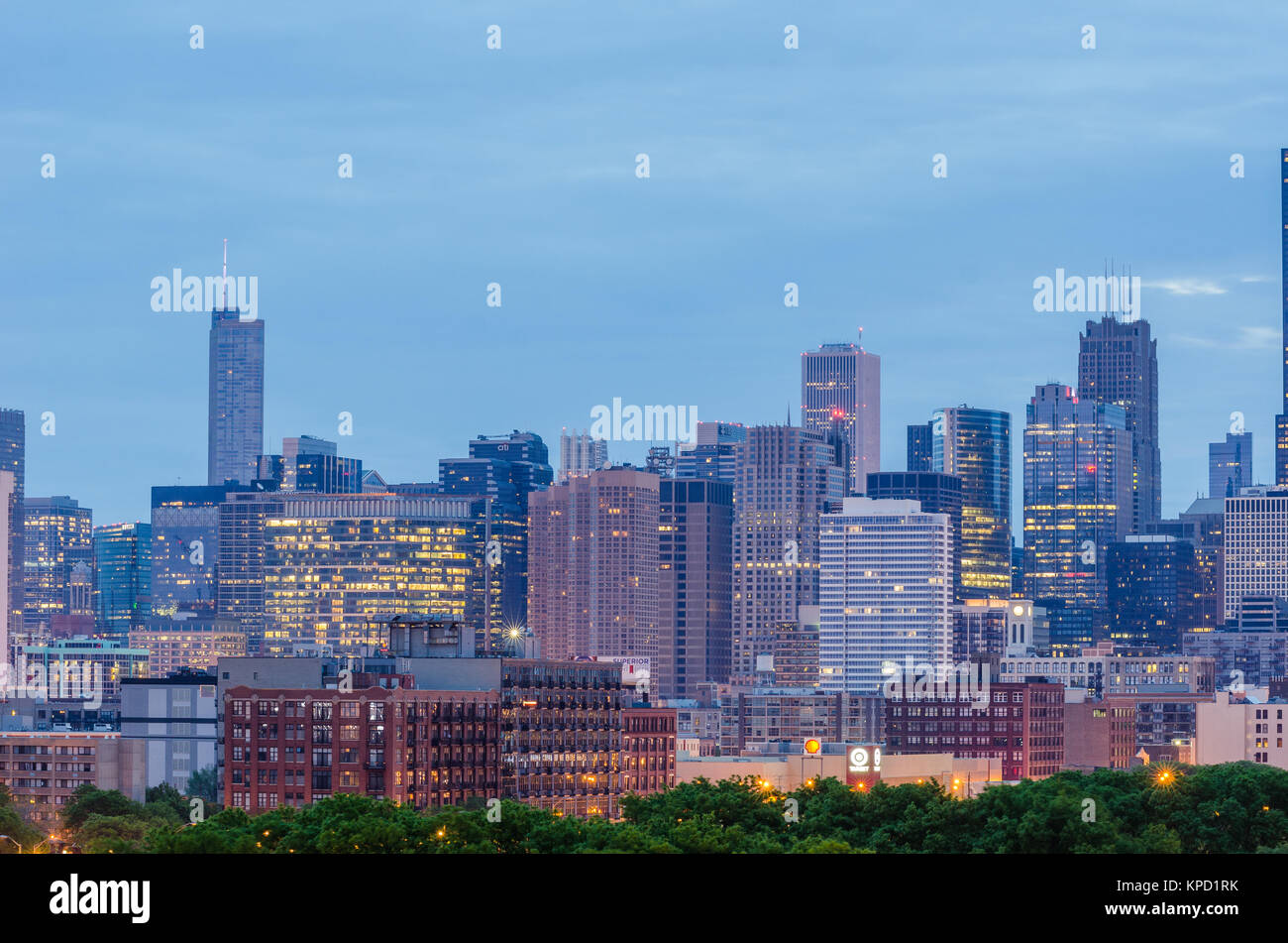 Blick nach Osten in Richtung der Skyline von Chicago in der Abenddämmerung. Stockfoto