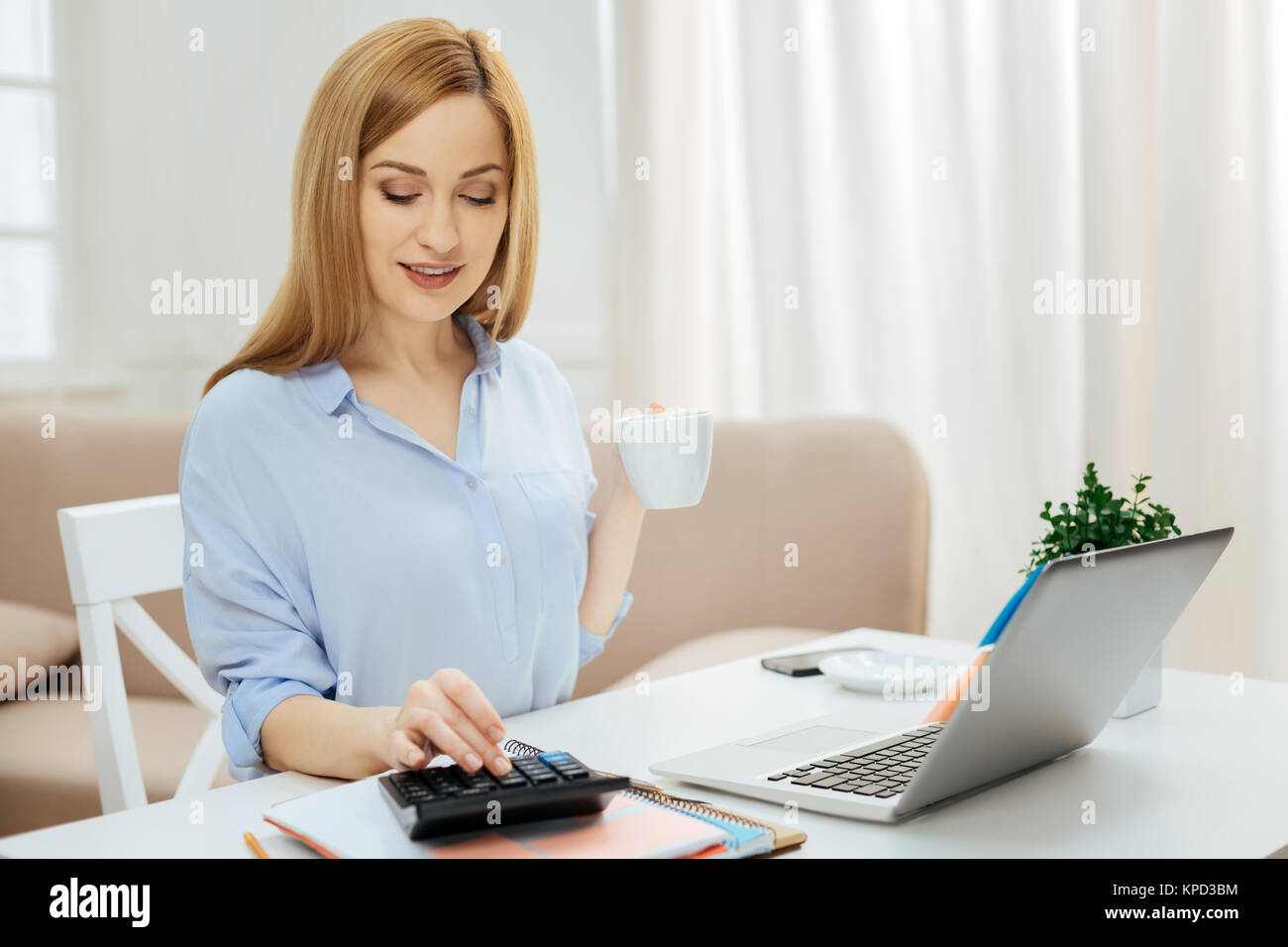 Inspiriert Lächeln, Geschäftsfrau, die von zu Hause aus arbeiten Stockfoto