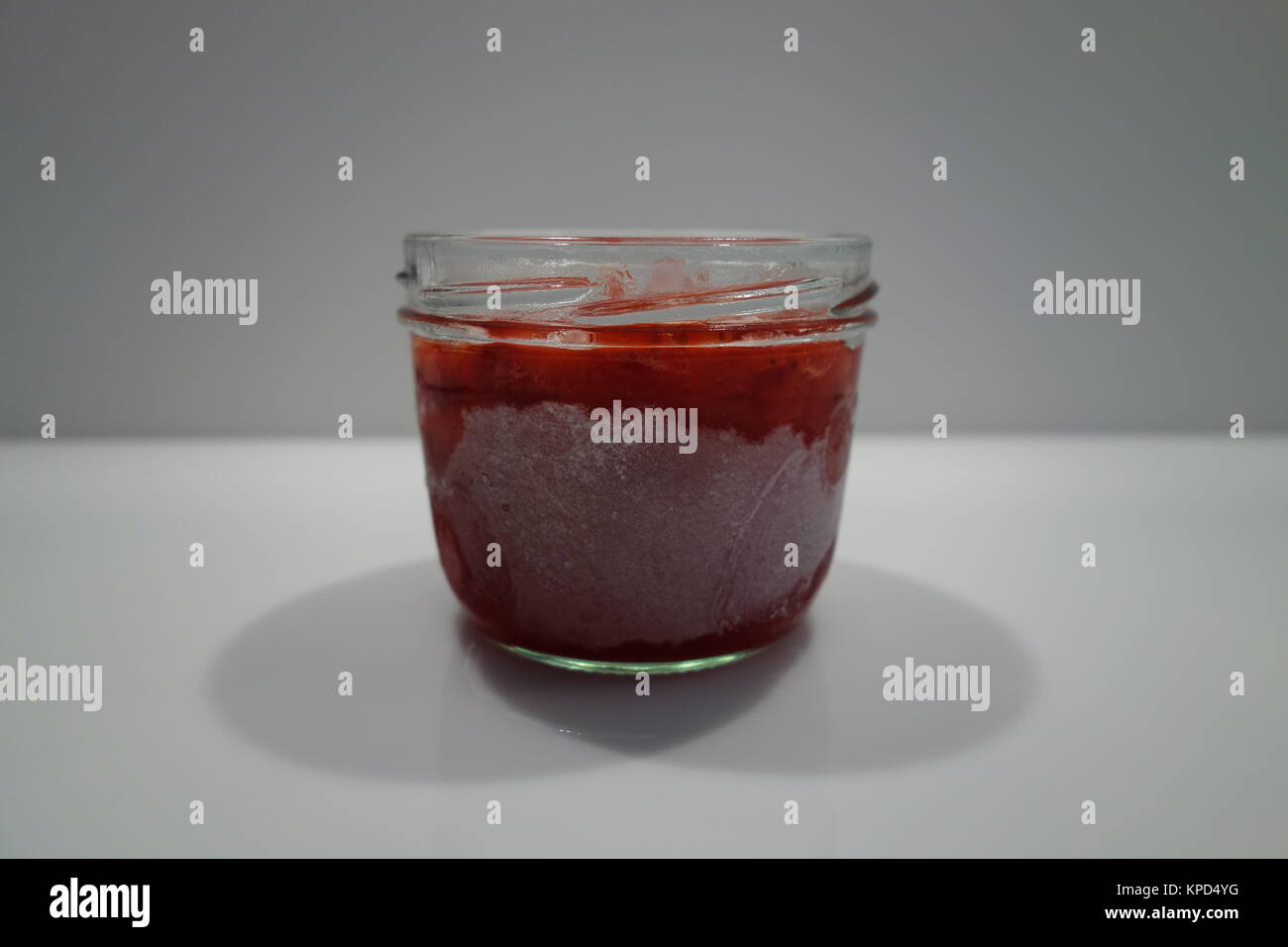 Iced kiwimarmelade und Erdbeermarmelade im Glas Stockfoto