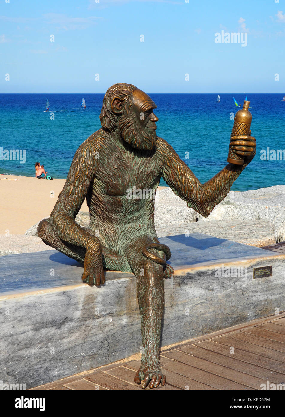 Monkey Skulptur In Badalona Spanien Skulptur Entworfen Von Susana Ruiz Und Reprasentiert Die Monkey Etikett Marke Von Anis Del Mono Stockfotografie Alamy