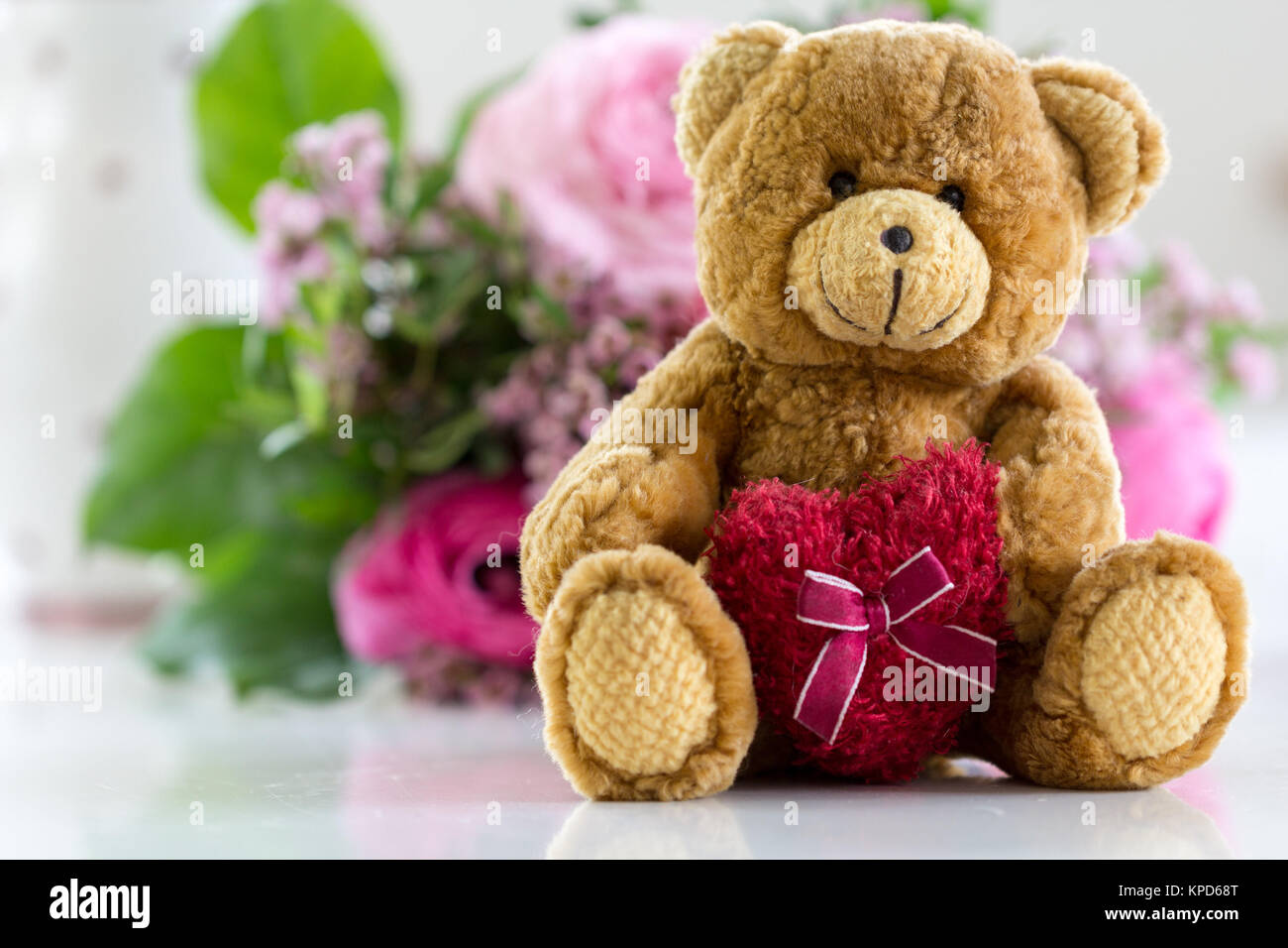 Liebe Dich Teddy Mit Herz Und Im Hintergrund Ein Blumenstrauss Stockfotografie Alamy